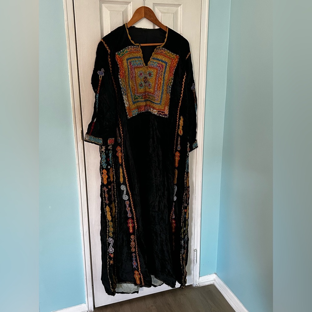 Vintage Velvet Traditional Palestinian Thobe - Picture 2 of 11